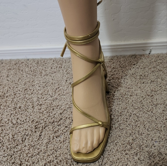 NWOT COLIN STUART Gold Strappy stack heel shoes - Picture 6 of 7